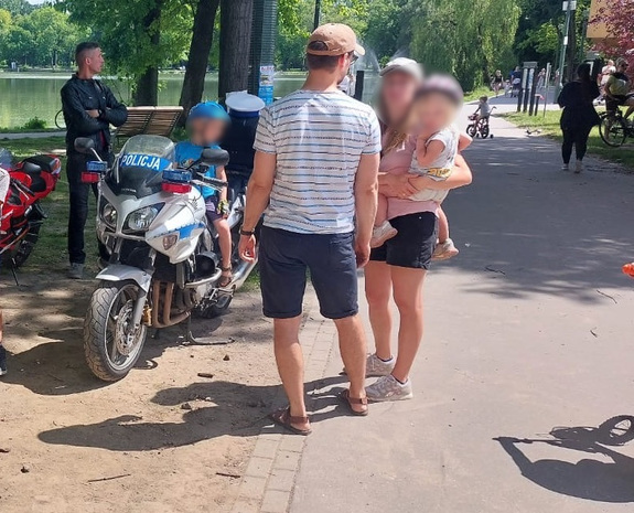 policjanci z motocyklem pdczas charytatywnego kiermaszu