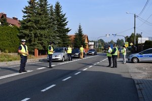 Policjanci prowadzą akcję Zwalniam przed szkołą