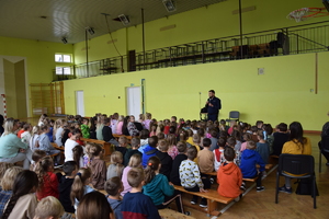 Policjant wygłasza prelekcję dla uczniów