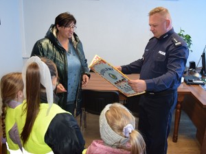 Komendant Powiatowy Policji otrzymuje kartkę z podziękowaniami od uczniów szkoły podstawowej SP2 w Dąbrowie Tarnowskiej