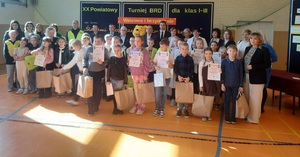 Uczniowie szkół podstawowych-Finaliści XX Turnieju Wiedzy z Bezpieczeństwa Ruchu Drogowego wraz z organizatorami