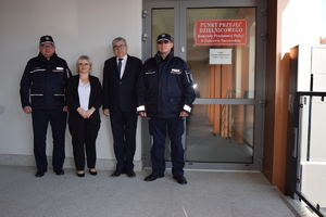 Komendant Powiatowy Policji w Dąbrowie Tarnowskiej,  Wójt Gminy Radgoszcz,  Kierownik Gminnego Ośrodka Pomocy Społecznej W Radgoszczy oraz dzielnicowy pozują na