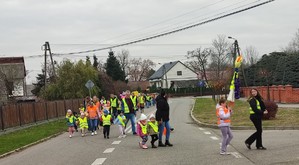 Uczniowie Szkoły Podstawowej w Dąbrówkach Breńskich podczas  przemarszu ulicami miejscowości