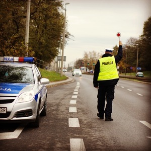 Policjant na drodze dający znak do zatrzymania