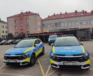 Oznakowane radiowozy na parkingu Komendy Powiatowej Policji w  Dąbrowie Tarnowskiej