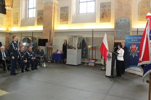 Przemawia Przewodnicząca Rady Powiatu Dąbrowskiego doktor Marta Chrabąszcz