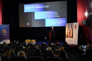 Policjant podczas konferencji