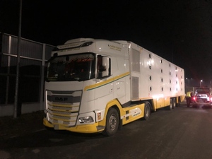 Samochód ciężarowy wraz z naczepą.