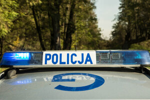 Napis policja umieszczony na galeryjce radiowozu