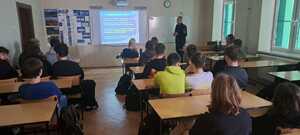 Policjant podczas prelekcji dla młodzieży
