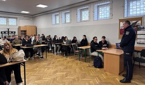 I Zastępca Komendanta Powiatowego Policji w  Dąbrowie Tarnowskiej podczas prelekcji dla młodzieży