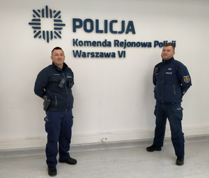 Policjanci na tle loga policji