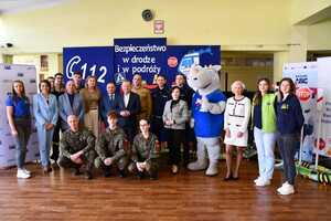 Policjanci z uczestnikami i prelegentami kampanii pod hasłem Bezpieczeństwo w  drodze i podróży