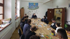 Dzielnicowy podczas spotkania z uczestnikami warsztatów terapii zajęciowej