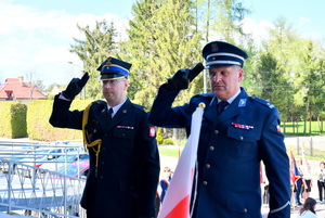 I Zastępca Komendanta Powiatowego Policji i Zastępca Komendanta Państwowej Straży Pożarnej oddają honor podczas uroczystości patriotycznych