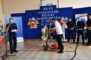 Komendant Powiatowy Policji w Dąbrowie Tarnowskiej podczas wręczania nagrody finaliście BRD