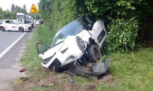 Rozbity podczas kolizji samochód osobowy