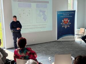 Dzielnicowy przedstawia narzędzie internetowe MKZB