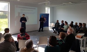 Policjanci i uczestnicy debaty społecznej
