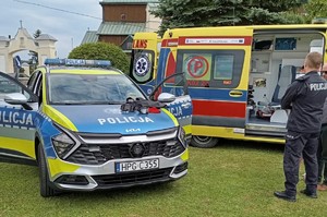 Oznakowany radiowóz i karetka pogotowia