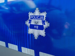 Drzwi boczne radiowozu z numerem 112