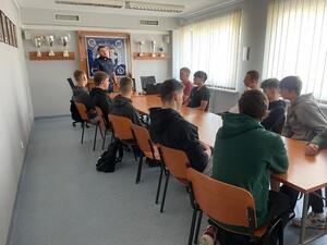 Młodzież z OHP podczas spotkania z dąbrowskim profilaktykiem