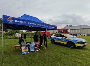 Policjanci na stoisku promocyjnym Komendy Powiatowej Policji w Dąbrowie Tarnowskiej