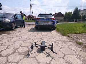 Policyjny dron na tle radiozowu