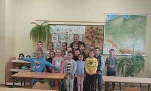 Dzielnicowy z dziećmi podczas prelekcji