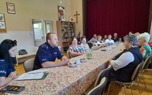 Policjanci podczas prelekcji dla seniorów stop włamaniom do domów