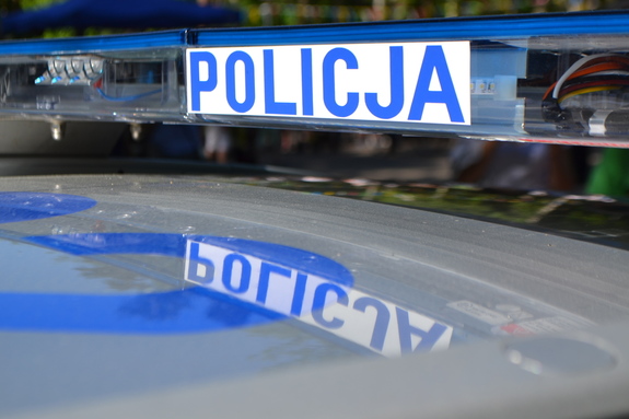 Belka sygnałowa z napisem policja