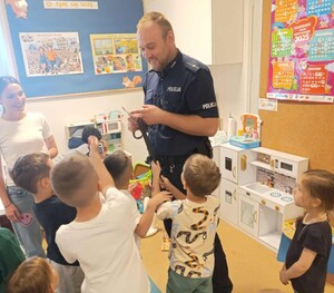 Dzielnicowy podczas prelekcji dla dzieci
