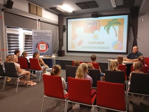 Policjant podczas prelekcji dla dzieci