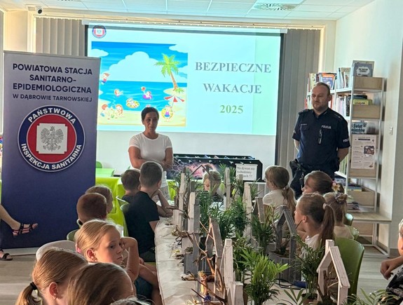 Dzielnicowy i pracownica SANEPID podczas prelekcji dla dzieci