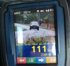 Urządzenie wskazuje prędkość 111 km/h