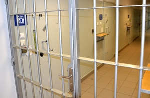 Krata w pomieszczeniu dla osób zatrzymanych