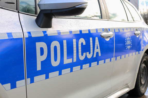 Napis Policja na bocznych drzwiach radiowozu