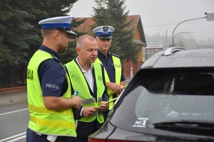 Policjanci i Starosta Dąbrowski podczas akcji Zwalniam pod szkołą