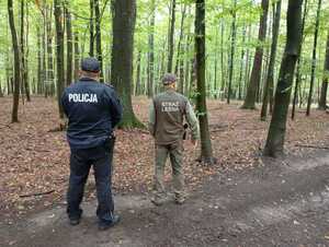 Dzielnicowy ze strażnikiem leśnym podczas wspólnych działań