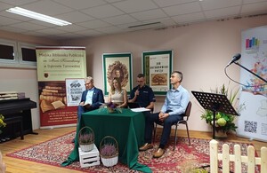 Narodowe Czytanie- policjant czyta tren Jana Kochanowskiego