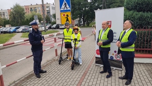 Policjant ruchu drogowego wraz z innymi uczestnikami akcji Myśl zanim ruszysz