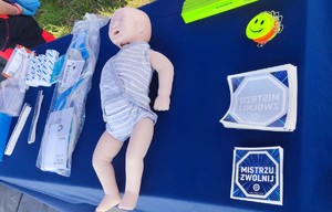 Stół z ulotkami, manekinem podczas akcji Wizja Zero