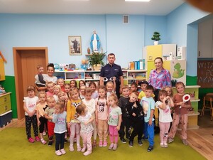 Dzielnicowy z przedszkolakami podczas spotkania profilaktycznego