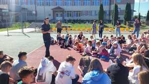 Policjantka podczas prelekcji dla uczniów