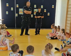 Policjanci prowadza prelekcje dla dzieci