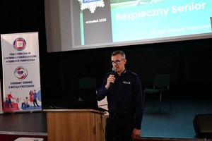 Policjant podczas prelekcji dla seniorów