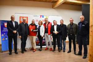 Prelegenci i organizatorzy konferencji Bezpieczna Jesień na drodze.