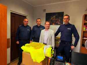 Policjanci i Burmistrz Szczucina podczas przekazania elementów odblaskowych