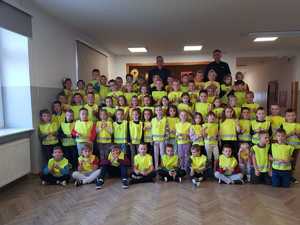 Pierwszoklasiści wyposażeni w elementy odblaskowe