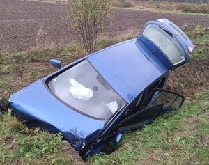 Uszkodzony w  wyniku wypadku samochód osobowy